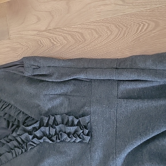 Taylor Gray Sheath Dress with Ruffle Front V Neckline 8 - Picture 4 of 7